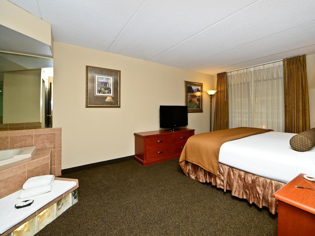Ramada By Wyndham Plymouth Hotel & Conference Center Екстериор снимка