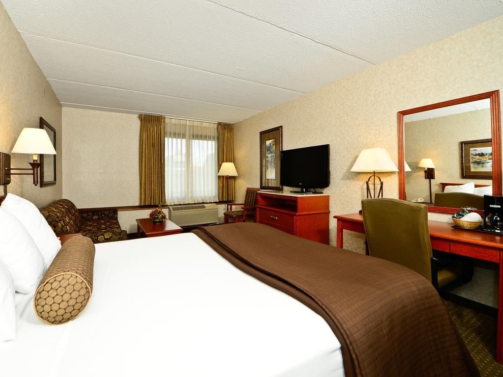 Ramada By Wyndham Plymouth Hotel & Conference Center Екстериор снимка