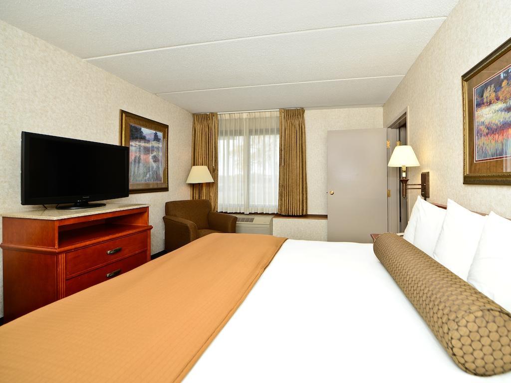 Ramada By Wyndham Plymouth Hotel & Conference Center Екстериор снимка