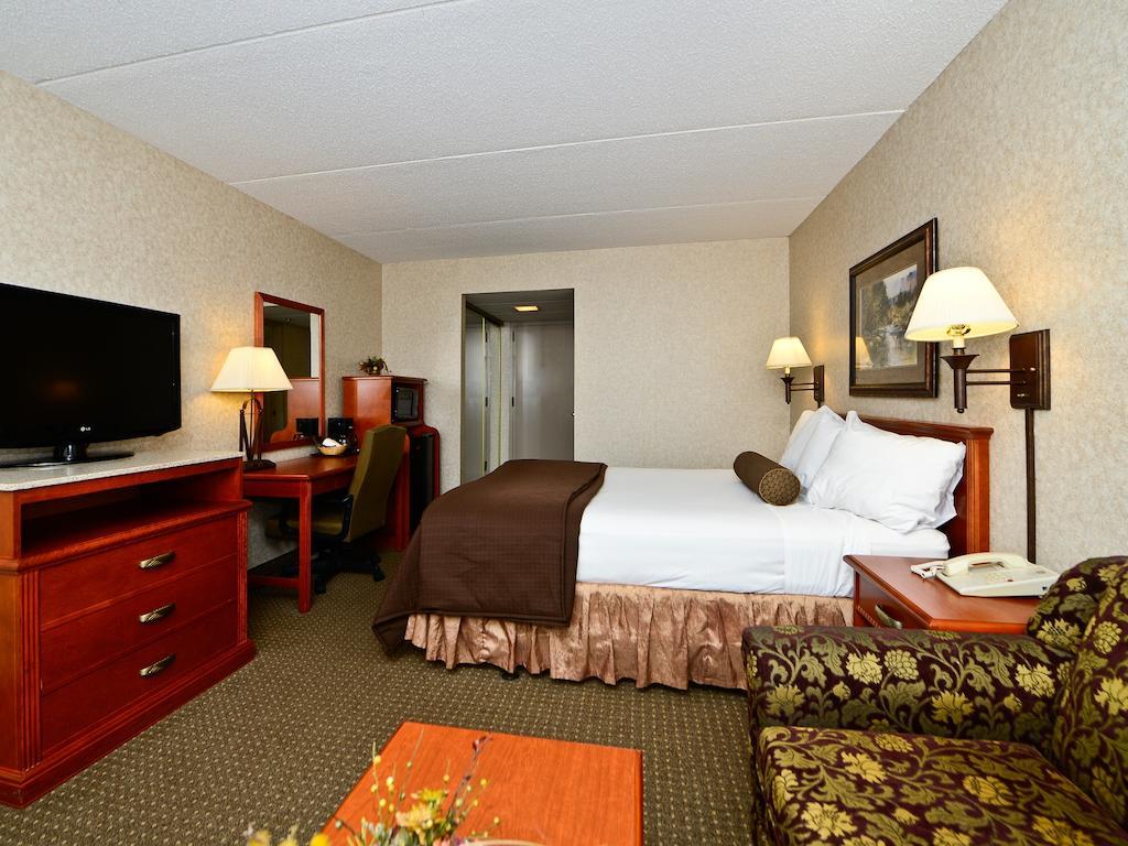 Ramada By Wyndham Plymouth Hotel & Conference Center Екстериор снимка