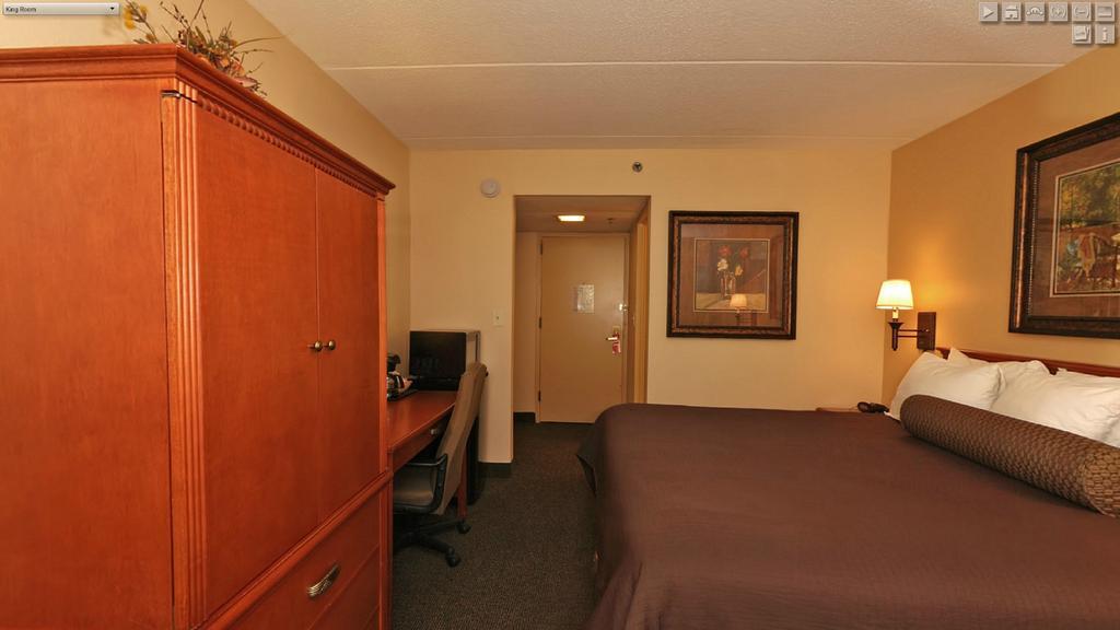 Ramada By Wyndham Plymouth Hotel & Conference Center Екстериор снимка