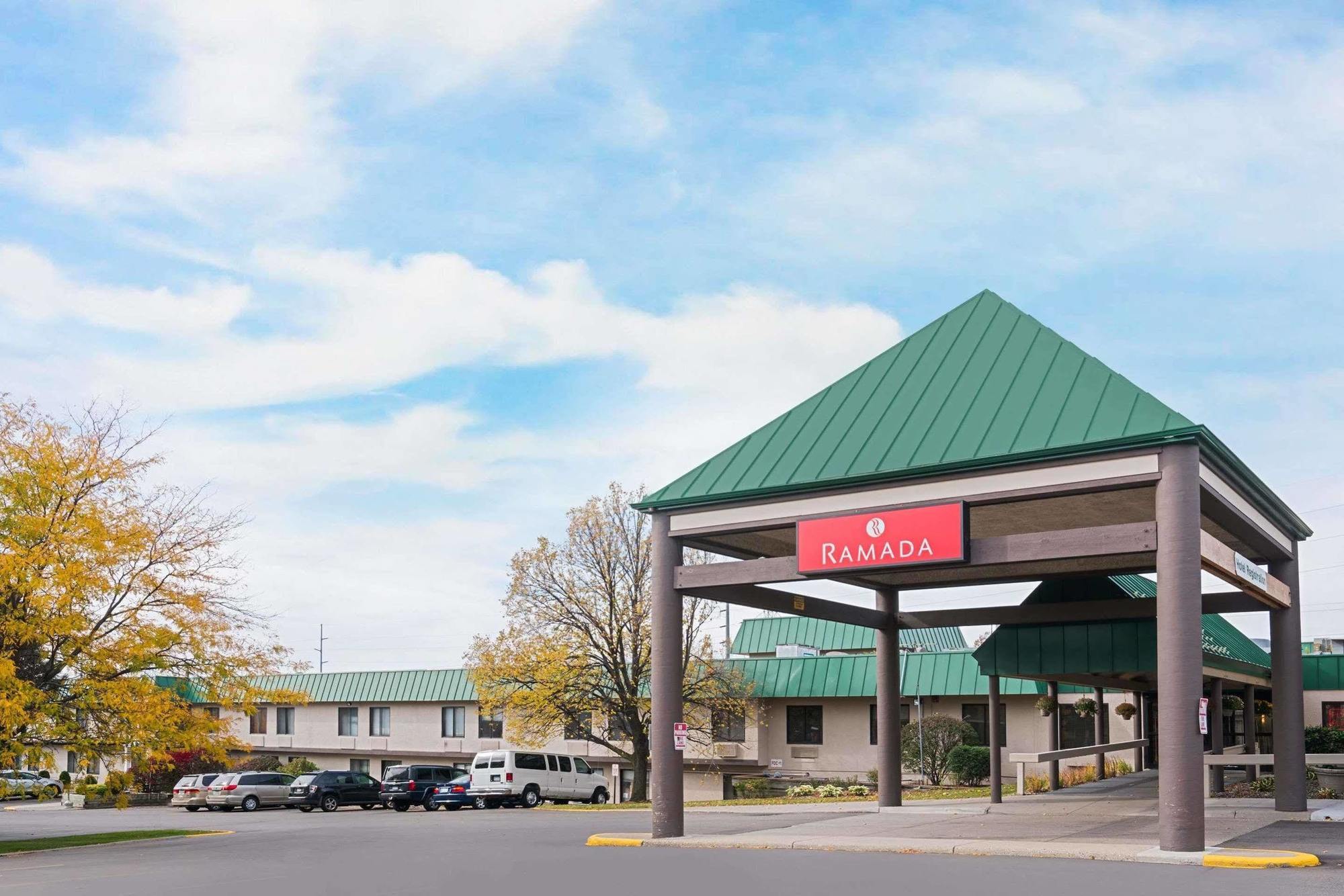 Ramada By Wyndham Plymouth Hotel & Conference Center Екстериор снимка