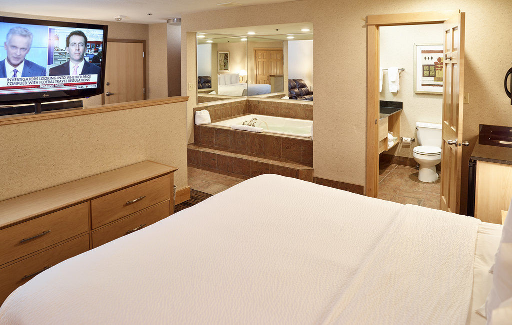 Ramada By Wyndham Plymouth Hotel & Conference Center Екстериор снимка