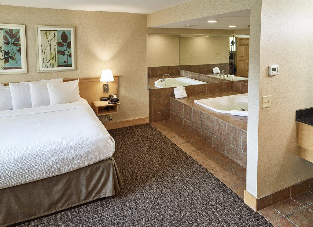 Ramada By Wyndham Plymouth Hotel & Conference Center Екстериор снимка