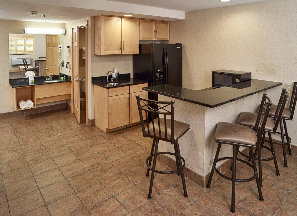 Ramada By Wyndham Plymouth Hotel & Conference Center Екстериор снимка