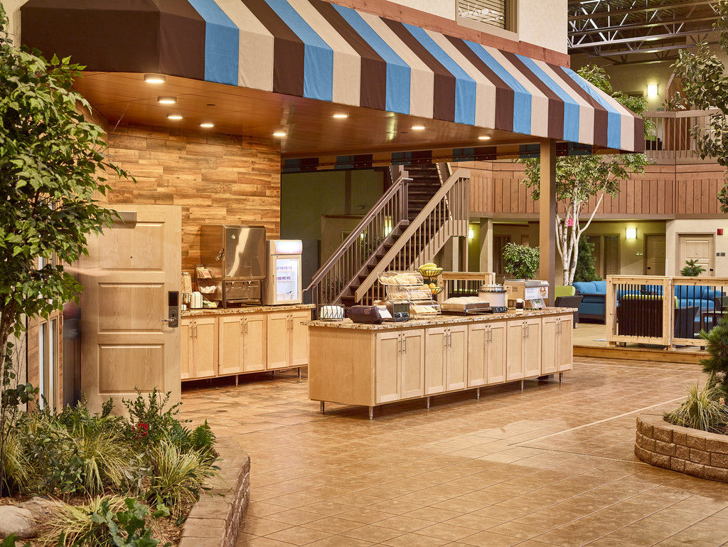 Ramada By Wyndham Plymouth Hotel & Conference Center Екстериор снимка