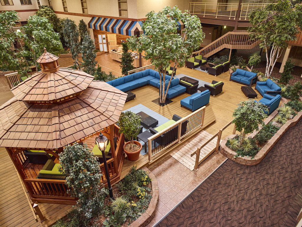 Ramada By Wyndham Plymouth Hotel & Conference Center Екстериор снимка
