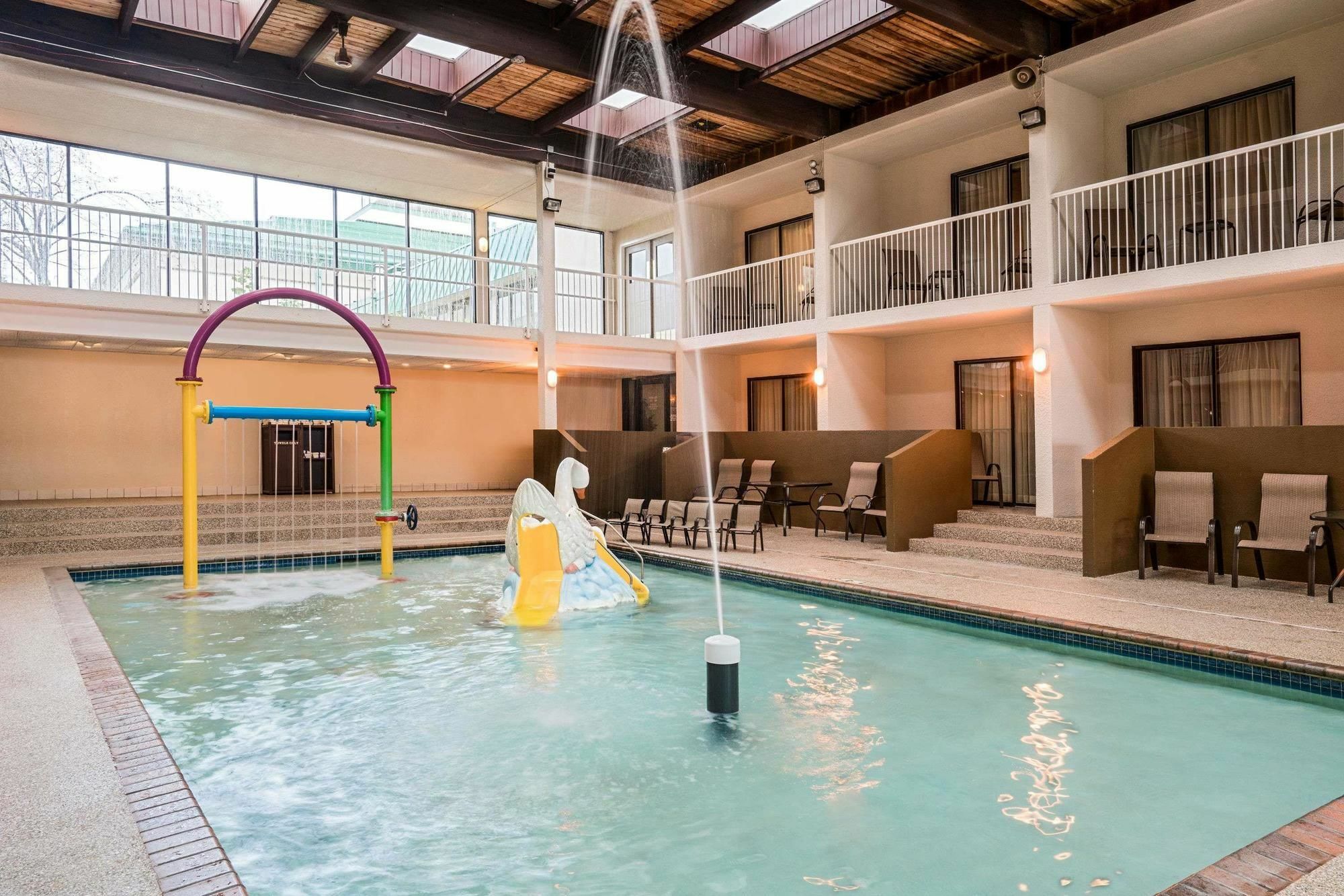 Ramada By Wyndham Plymouth Hotel & Conference Center Екстериор снимка