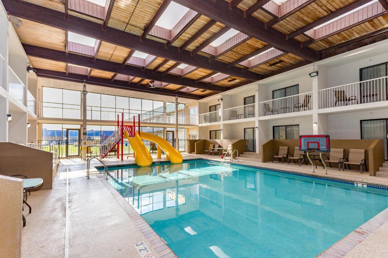 Ramada By Wyndham Plymouth Hotel & Conference Center Екстериор снимка