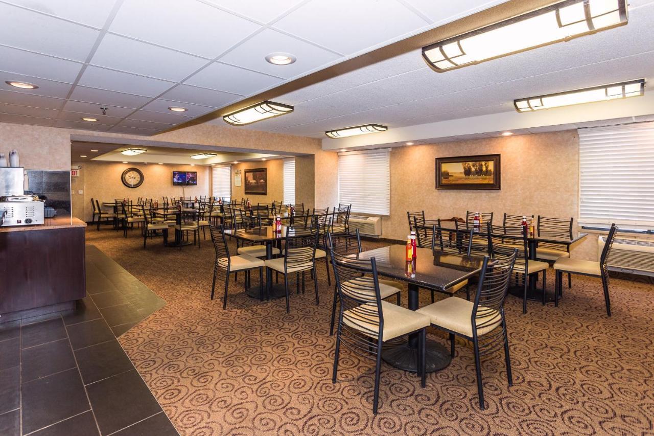 Ramada By Wyndham Plymouth Hotel & Conference Center Екстериор снимка