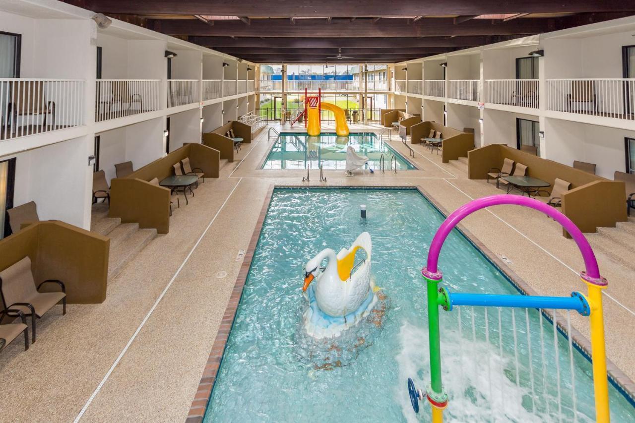 Ramada By Wyndham Plymouth Hotel & Conference Center Екстериор снимка