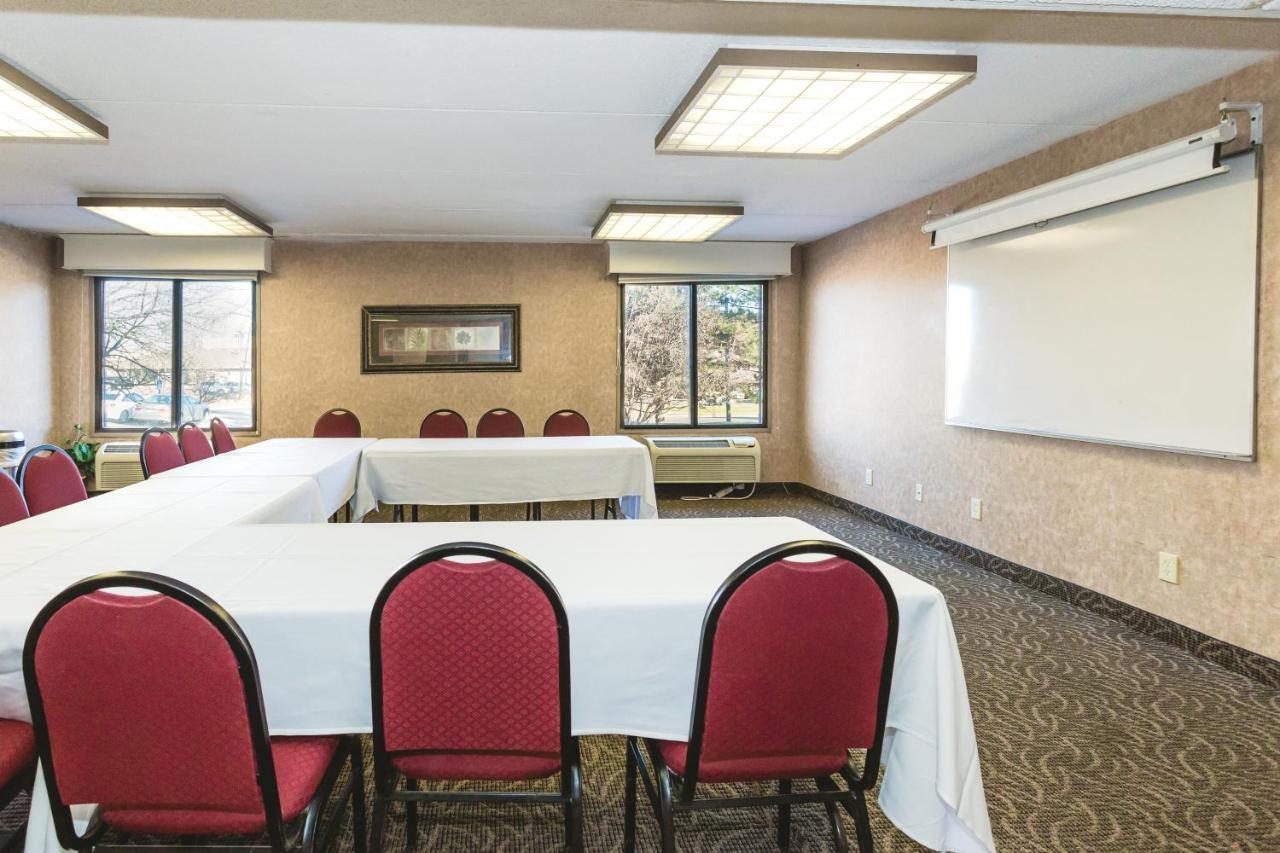 Ramada By Wyndham Plymouth Hotel & Conference Center Екстериор снимка