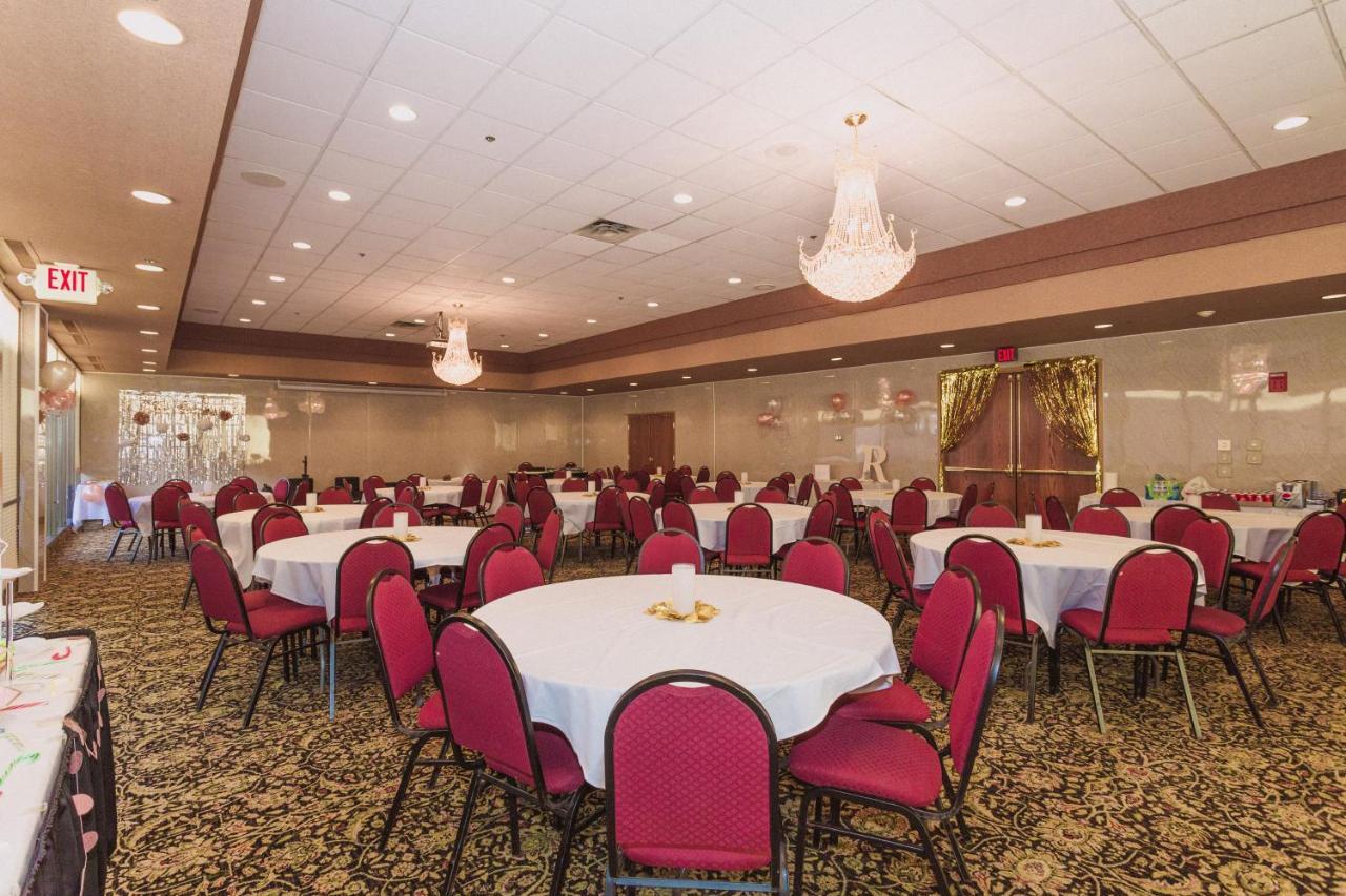 Ramada By Wyndham Plymouth Hotel & Conference Center Екстериор снимка