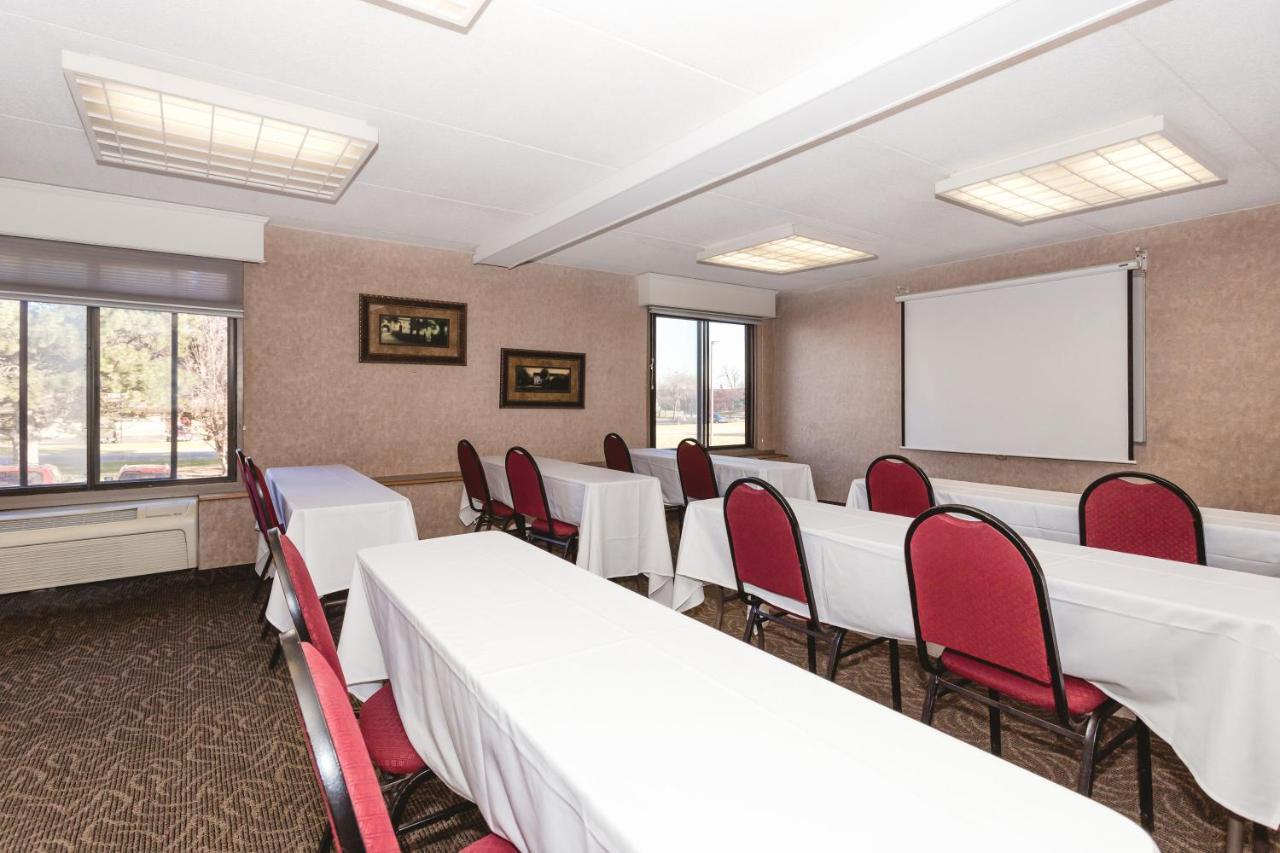 Ramada By Wyndham Plymouth Hotel & Conference Center Екстериор снимка