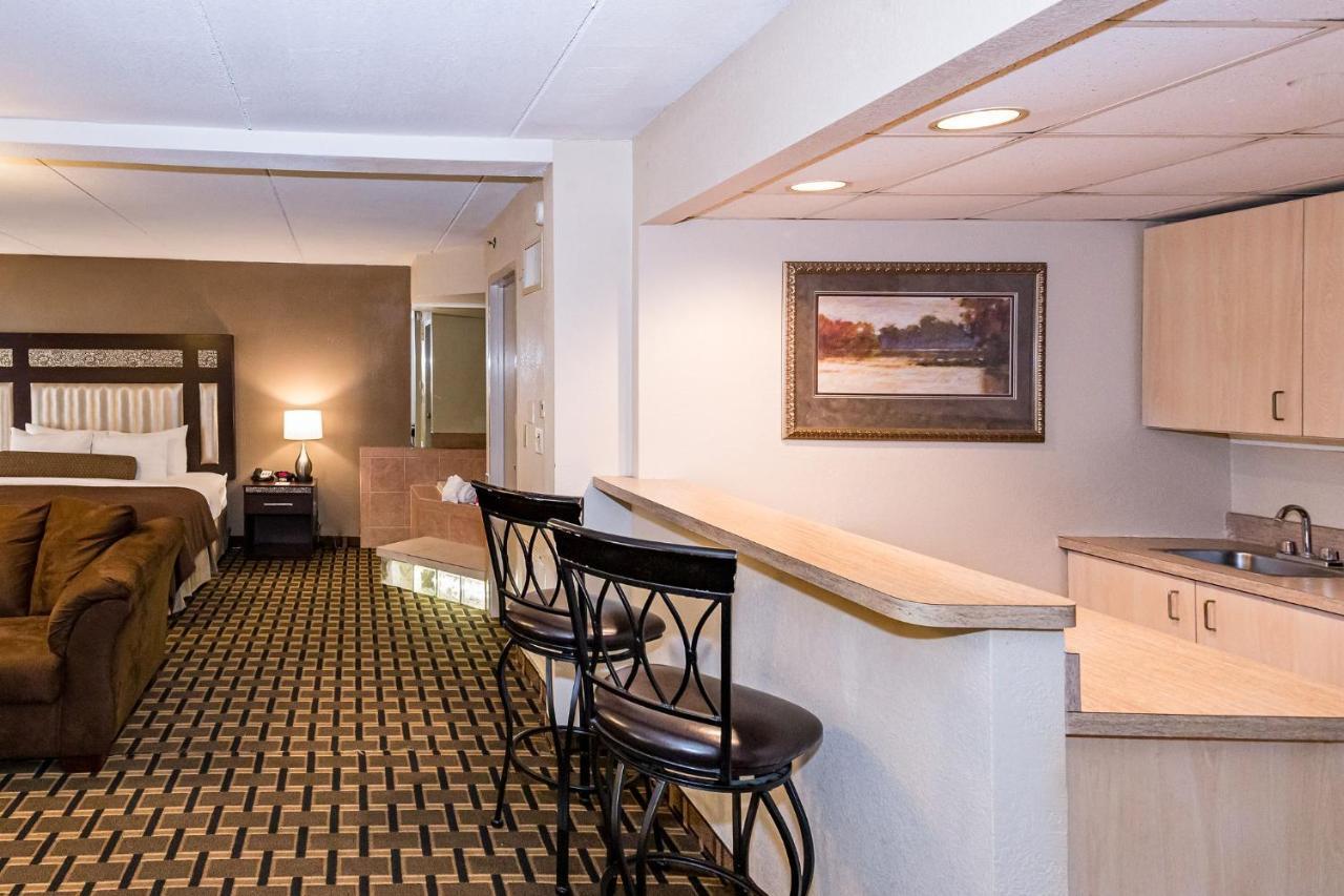 Ramada By Wyndham Plymouth Hotel & Conference Center Екстериор снимка