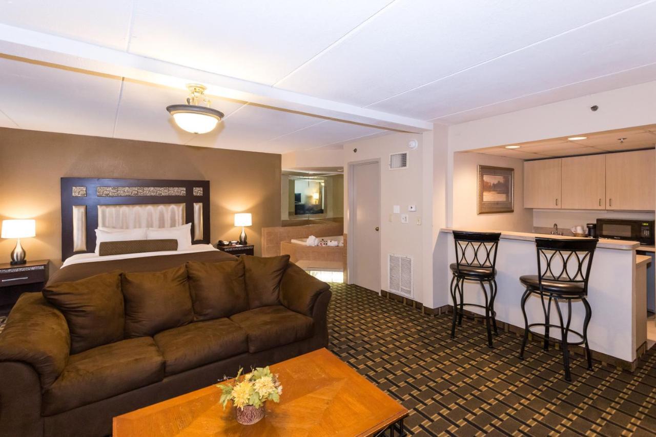Ramada By Wyndham Plymouth Hotel & Conference Center Екстериор снимка