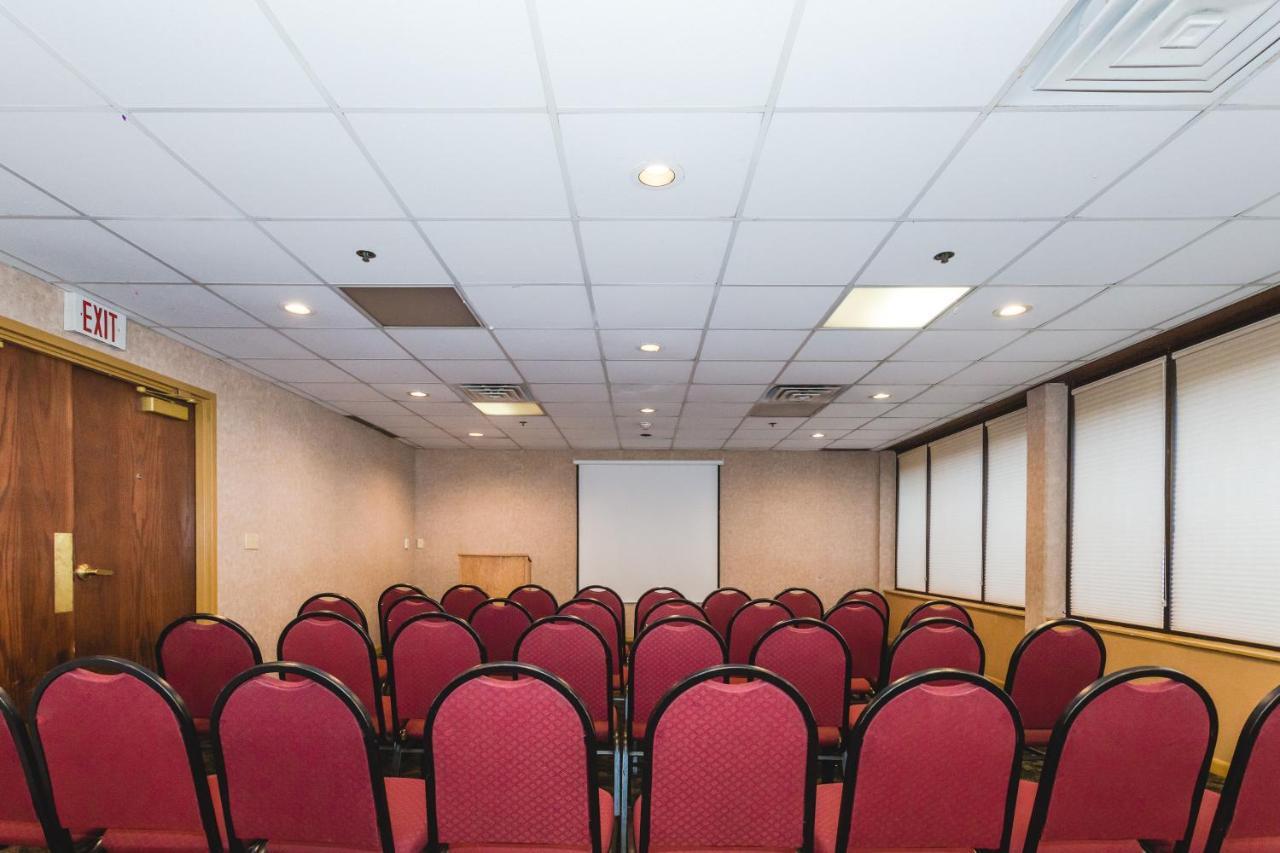 Ramada By Wyndham Plymouth Hotel & Conference Center Екстериор снимка