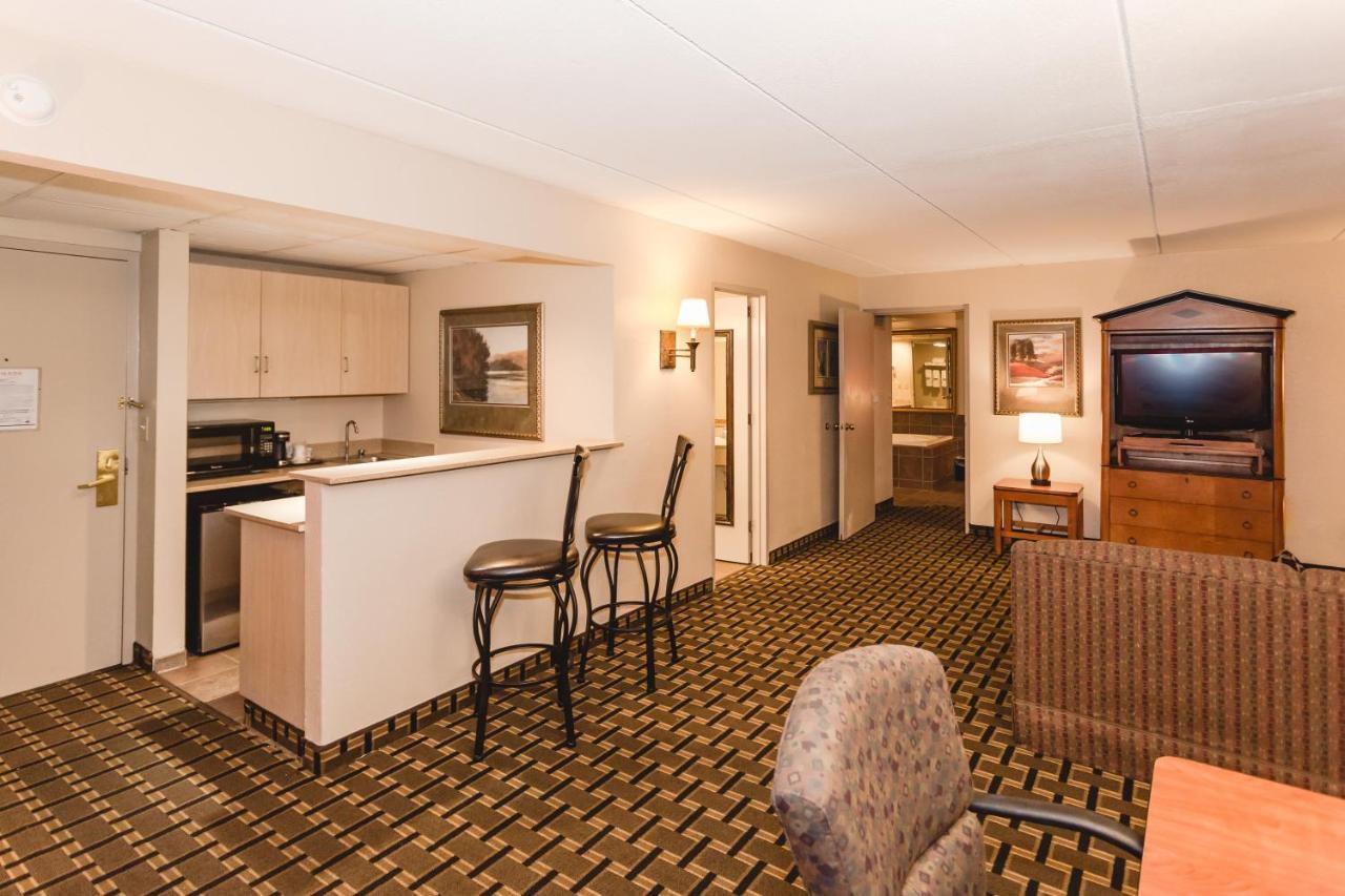 Ramada By Wyndham Plymouth Hotel & Conference Center Екстериор снимка