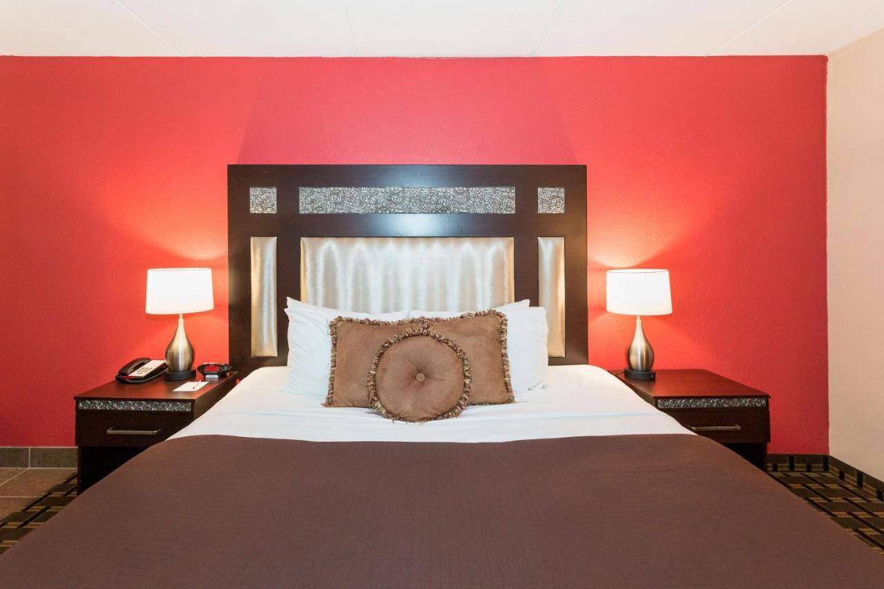Ramada By Wyndham Plymouth Hotel & Conference Center Екстериор снимка
