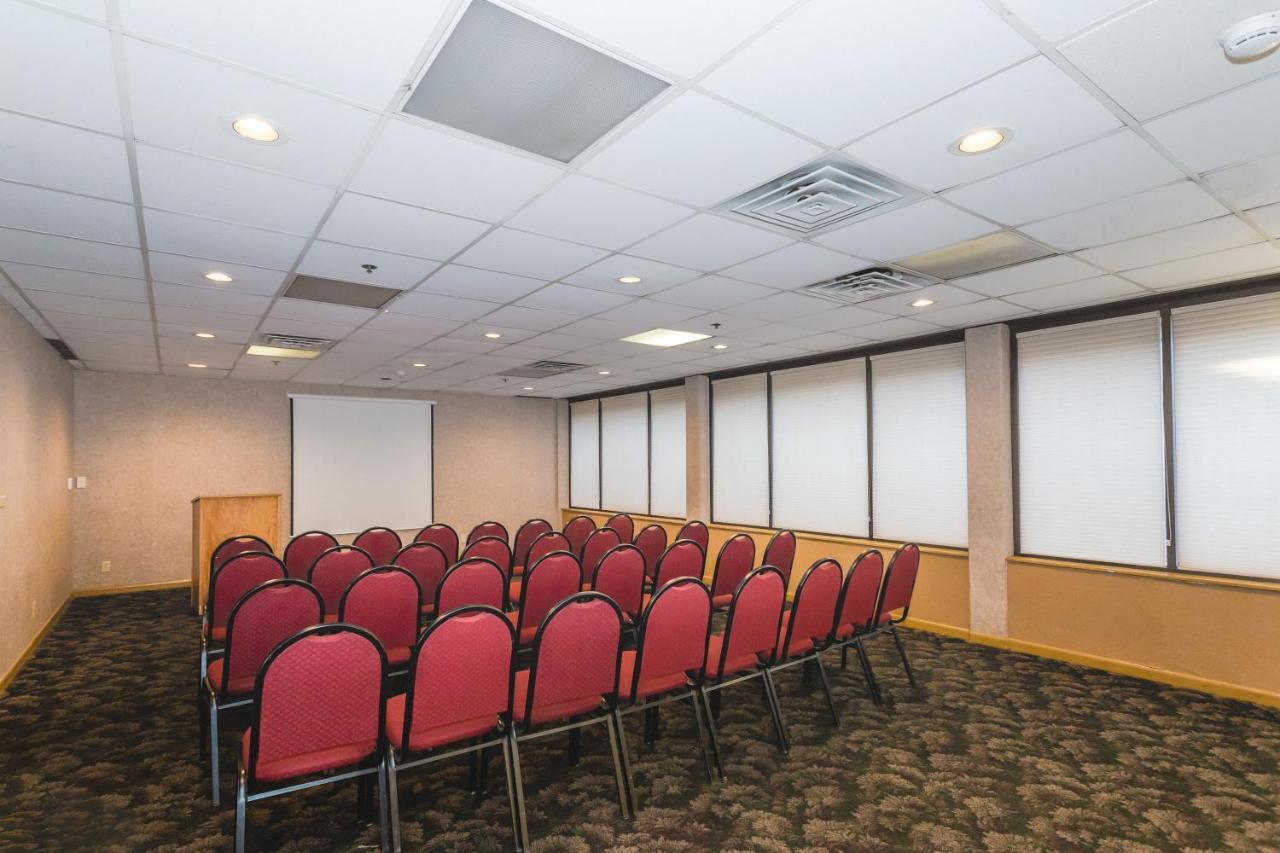 Ramada By Wyndham Plymouth Hotel & Conference Center Екстериор снимка