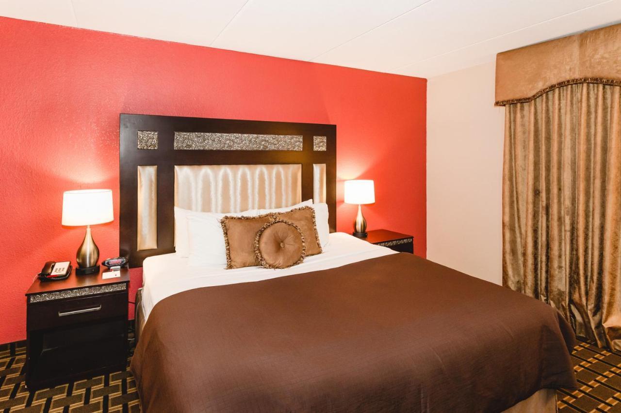 Ramada By Wyndham Plymouth Hotel & Conference Center Екстериор снимка