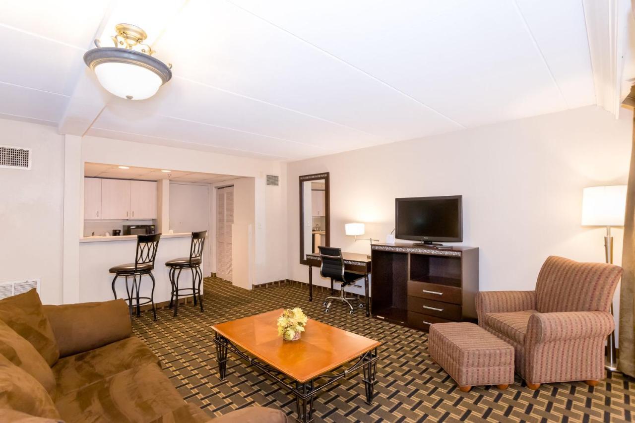 Ramada By Wyndham Plymouth Hotel & Conference Center Екстериор снимка